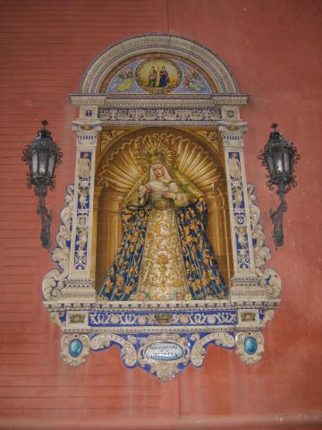 image Azulejos decorados con la imagen de la Virgen de la Estrella en la Iglesia de San Jacinto, Triana, Sevilla