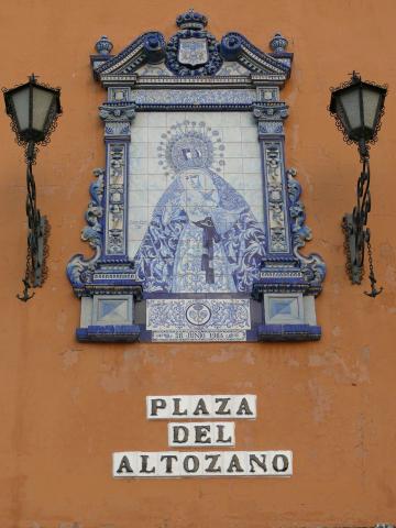 image Azulejos pintados con la imagen de la Esperanza de Triana en la Plaza del Altozano