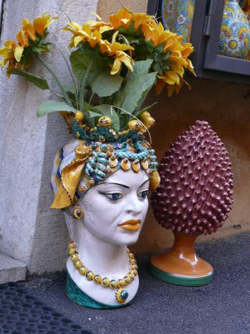 image Florero de cerámica con forma de cabeza de mujer, Taormina, Messina, Sicilia