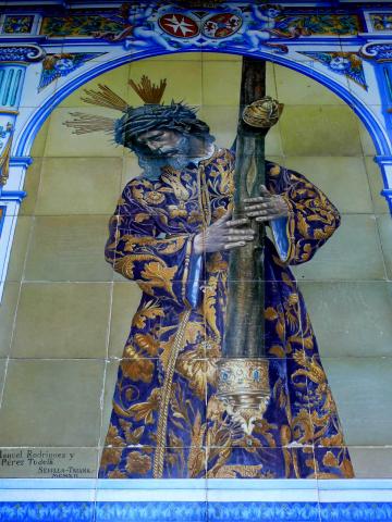 image Azulejos decorados con la imagen de un Cristo Nazareno en la Plaza de San Lorenzo, Sevilla