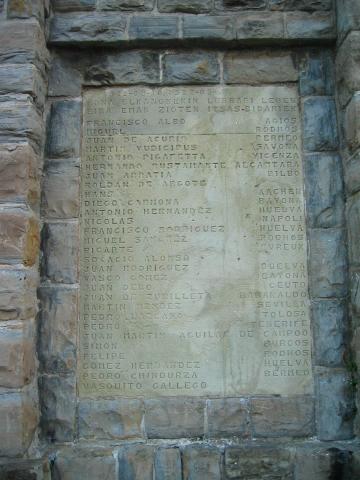 image Listado de los marineros que acompañaron a Juan Sebastián Elcano en su primer viaje alrededor del mundo, en el monumento a Juan Sebastián Elcano y los hombres del mar, Guetaria, Guipúzcoa