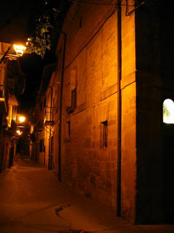 image Vista nocturna de la calle Páganos, Laguardia, Álava