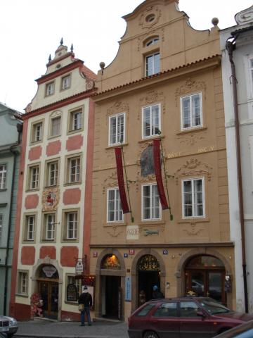 image Fachada del Hotel Green Lobster y edificio anexo con un blasón en la fachada, Praga, República Checa