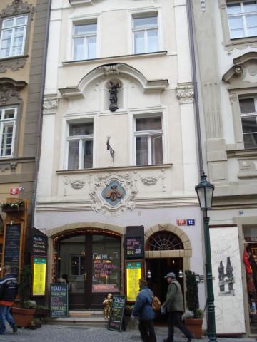 image Fachada de la Pensión U Tri Houslicek con un blasón, Praga, República Checa