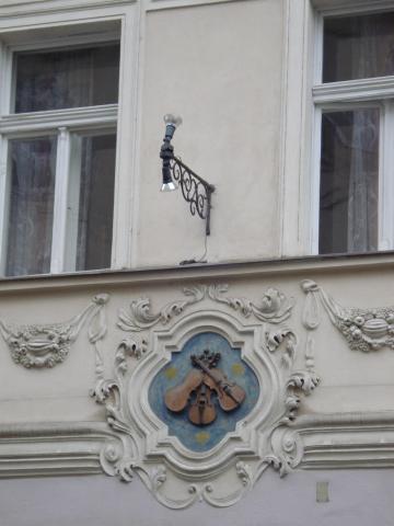 image Blasón en la fachada de la Pensión U Tri Houslicek, Praga, República Checa