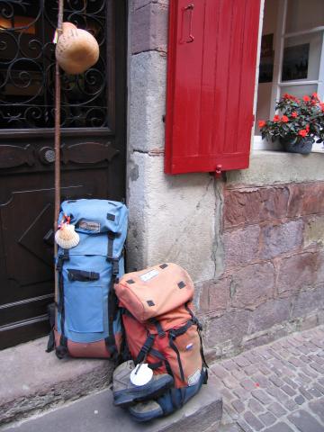 image Mochilas de peregrinos del Camino de Santiago a la puerta de una casa en Saint-Jean-Pied-de-Port, Francia