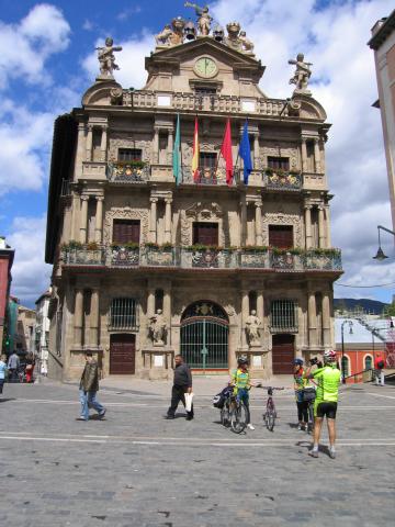 image Peregrinos en bici frente al ayuntamiento, Pamplona, Navarra