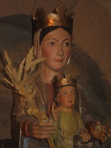 image Detalle de la talla románica de la Virgen con el Niño en la Iglesia de Santa María de Eunate, Muruzábal, Navarra