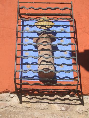image Alusión al Camino de Santiago en la fachada de un edificio, Cirauqui, Navarra