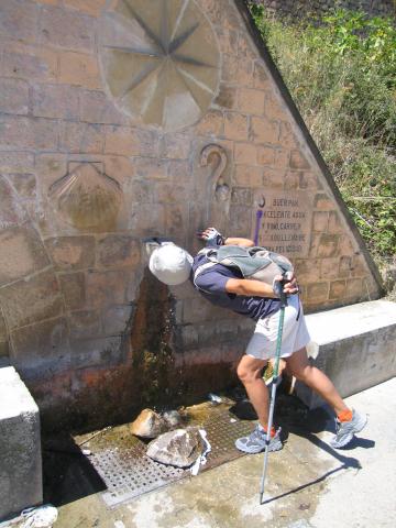 image Un peregrino bebiendo agua en una fuente del Camino de Santiago entre Villatuerta y Estella, Navarra