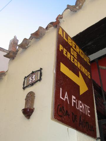 image Letrero indicativo del Albergue de Peregrinos, Los Arcos, Navarra