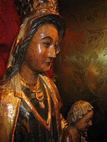 image Detalle de la imagen de la Virgen con el Niño en el interior de la Iglesia de Santa María, Los Arcos, Navarra