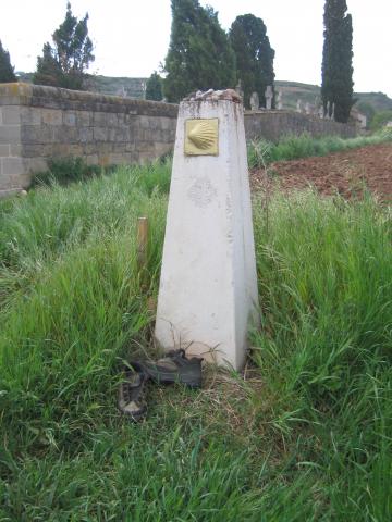 image Hito del Camino de Santiago junto al cementerio, Navarrete, La Rioja