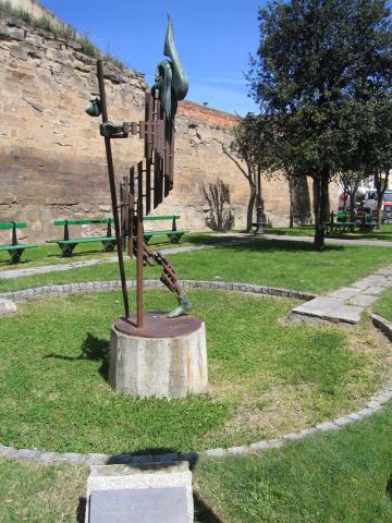 image Monumento al peregrino junto a las murallas de Santo Domingo de la Calzada, La Rioja