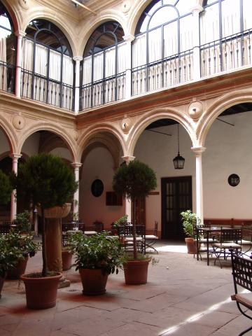 image Patio interior del Palacio de Vazquez de Molina en Úbeda, Jaén 