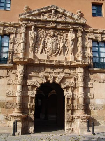 image Puerta del Ayuntamiento de Almansa, Albacete 