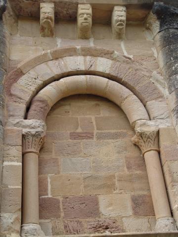 image Arco de una de las paredes de la Iglesia de Santa María de Eunate, Navarra 