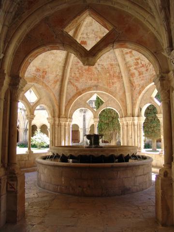 image Fuente del claustro del Real Monasterio de Santa María de Poblet, Vimbodí i Poblet, Tarragona 