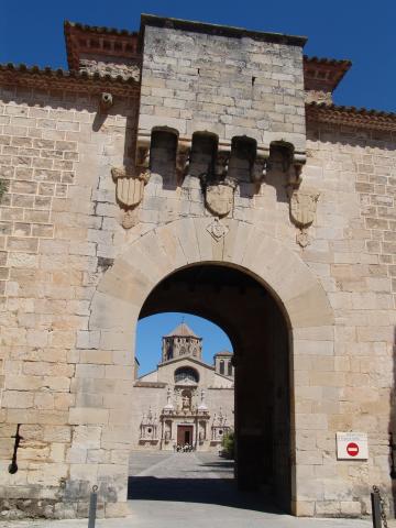 image Puerta de entrada a la plaza del Real Monasterio de Santa María de Poblet, Vimbodí i Poblet, Tarragona 