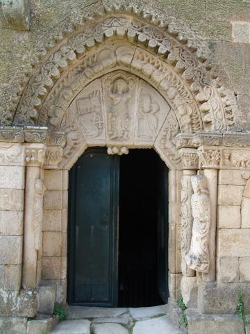 image Pórtico de la iglesia románica de Monterrei, Ourense 