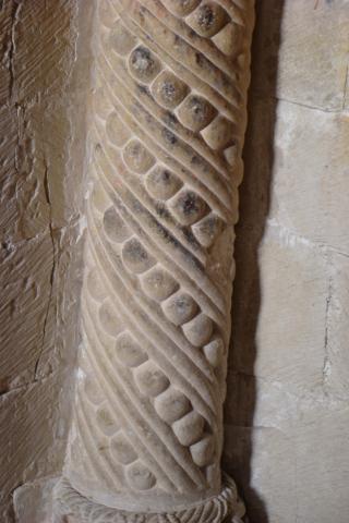 image Columna con fuste de decoración helicoidal de la Puerta de las Vírgenes, Monasterio de Santo Domingo de Silos, Burgos
