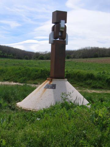 image Camino de Santiago: monumento entre Villafranca Montes de Oca y San Juan de Ortega, Burgos