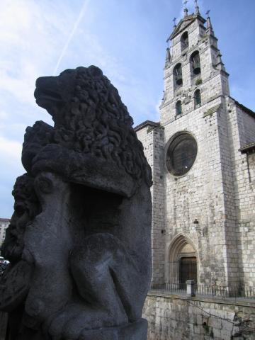 image Plaza de San Juan con una escultura con forma animal y la fachada de la Iglesia de San Lesmes, Burgos