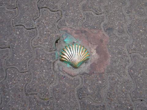image Concha del Camino de Santiago en la calle de Santa María, Cacabelos, León