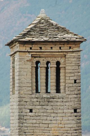 image Iglesia de San Pedro de Lárrede. Ventanal con falsos arcos de herradura, Huesca