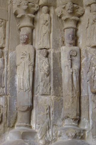image Templo de San Esteban. Columnas-estatuas, Zaragoza