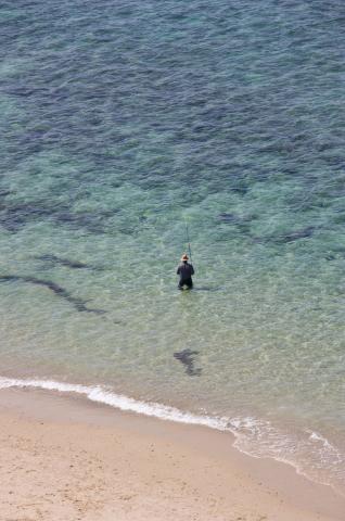 image Pescador en la playa de Hertzlia Pituaj, Israel