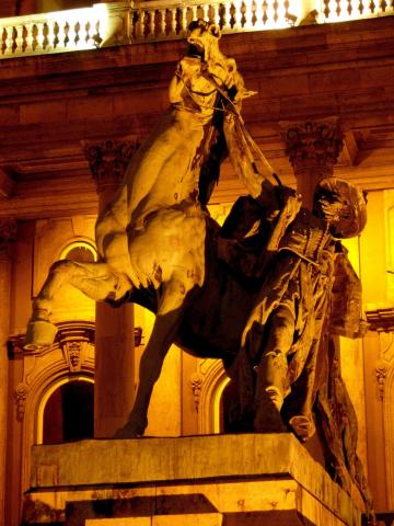 image Estatua ecuestre, Palacio Real, Budapest, Hungría