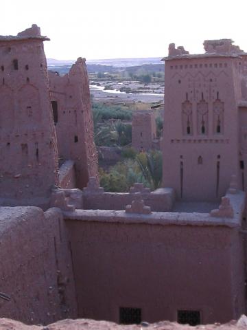 image Vista entre las torres de una fortaleza, Ait Benhaddou, Marruecos