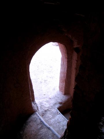 image Puerta de acceso a una torre de adobe