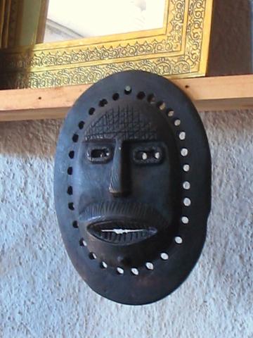 image Mascara artesana alargada de hierro, Marruecos