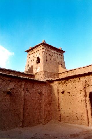 image Patio interior elevado de una fortaleza de adobe, Marruecos
