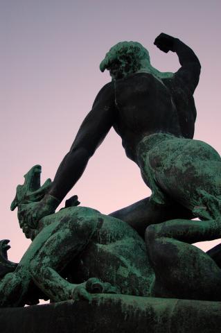 image Primer plano del Monumento al soldado, Colina Gellért, Budapest, Hungría