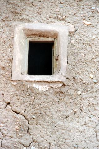 image Ventana de una construcción de adobe, Marruecos