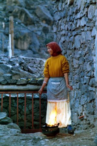 image Mujer beréber calentándose al fuego, Marruecos