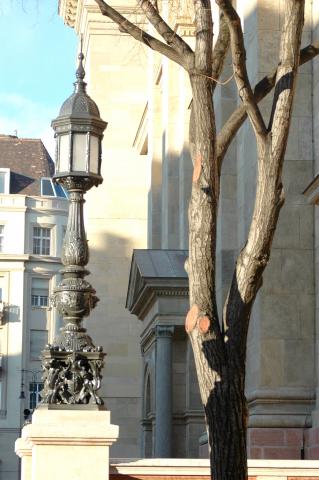 image Farola junto a la Basílica de San Esteban, Budapest, Hungría