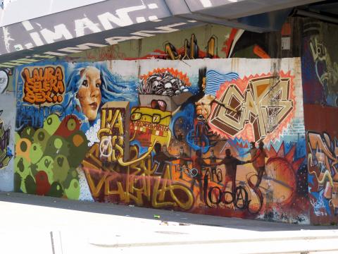 image Grafito en un puente detrás de la Estación de Autobuses de la Plaza de Armas, Sevilla
