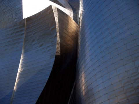 image Detalle de fachada metálica de titanio del Museo Guggenheim, Bilbao, Vizcaya