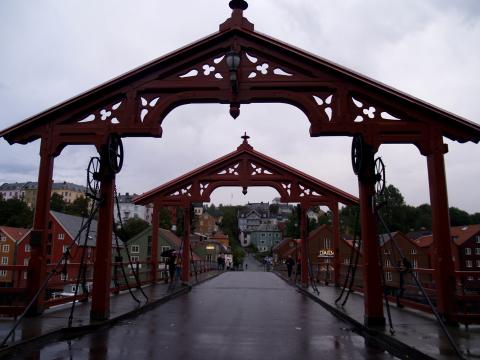 image Puente de madera con pórticos y mecanismo para su elevación, Trondheim, Noruega