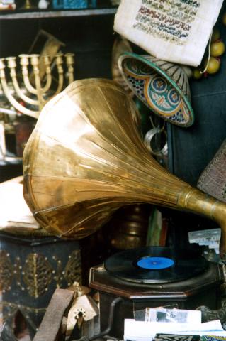 image Fonógrafo en un puesto de un mercado, Marrakech, Marruecos