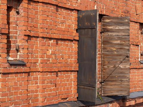 image Detalle de fachada de ladrillo con puerta de madera, Porvoo, Finlandia
