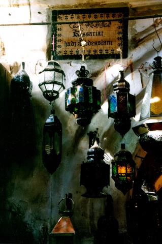 image Lámparas de metal en un puesto de un zoco, Marrakech, Marruecos