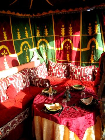 image Jaima de tela preparada para una comida, Marruecos