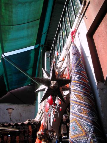 image Alfombra y lámpara de metal en un puesto del zoco, Marrakech, Marruecos