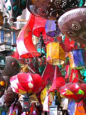 image Lámparas en un puesto del zoco, Marrakech., Marruecos