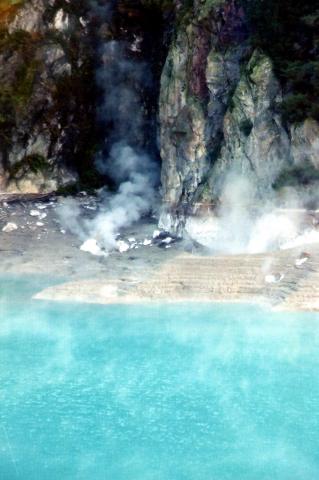 image Fumarolas rodeando el crater Inferno, Nueva Zelanda